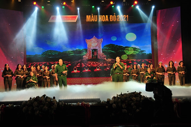 «Couleur de la fleur rouge» fait briller la glorieuse histoire de la nation